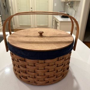 Large Amish handmade sewing/ picnic basket with removable liner.